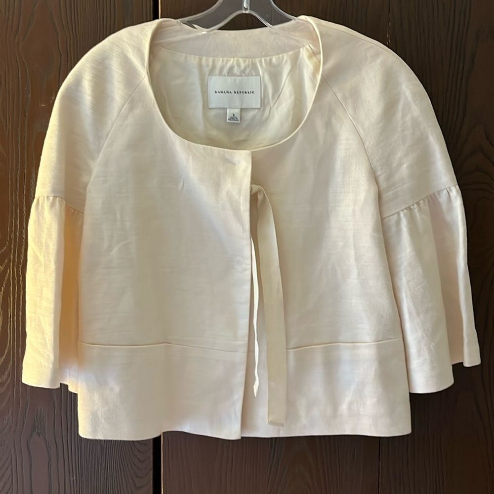 Banana Republic 100% linen, cream 3/4 sleeved jacket. Size Small.